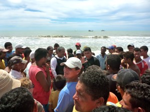 Members of IBAMA explaining what will happen to the seized boat and its catch.