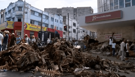 Farmers protesting in front of the bank. Photo credit Globo