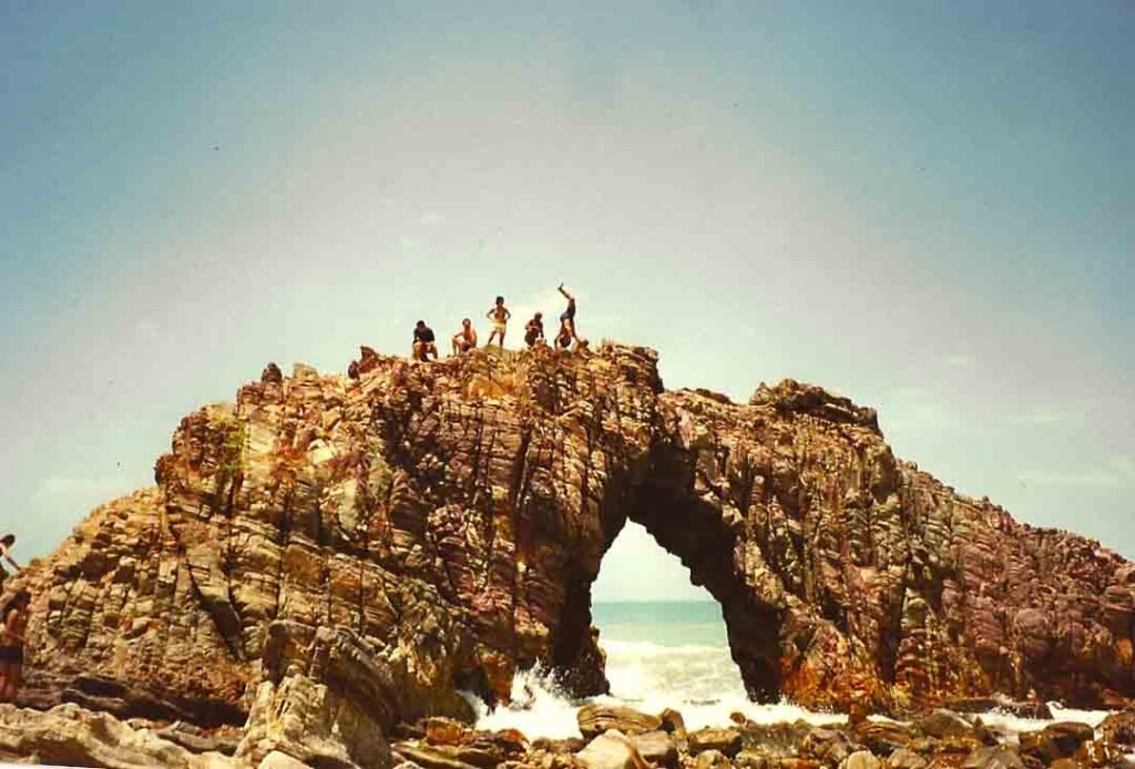 Grupo de pessoas no topo da rocha em Jericoacoara