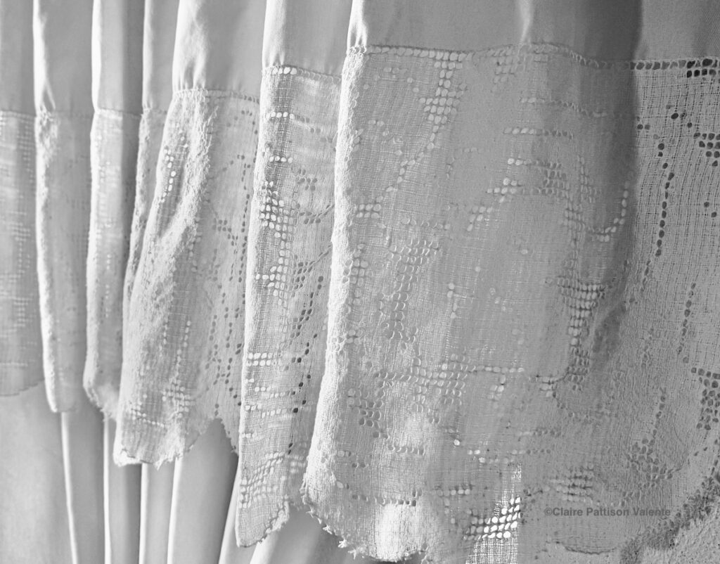 Example of a white cotton curtain with labirinto detail