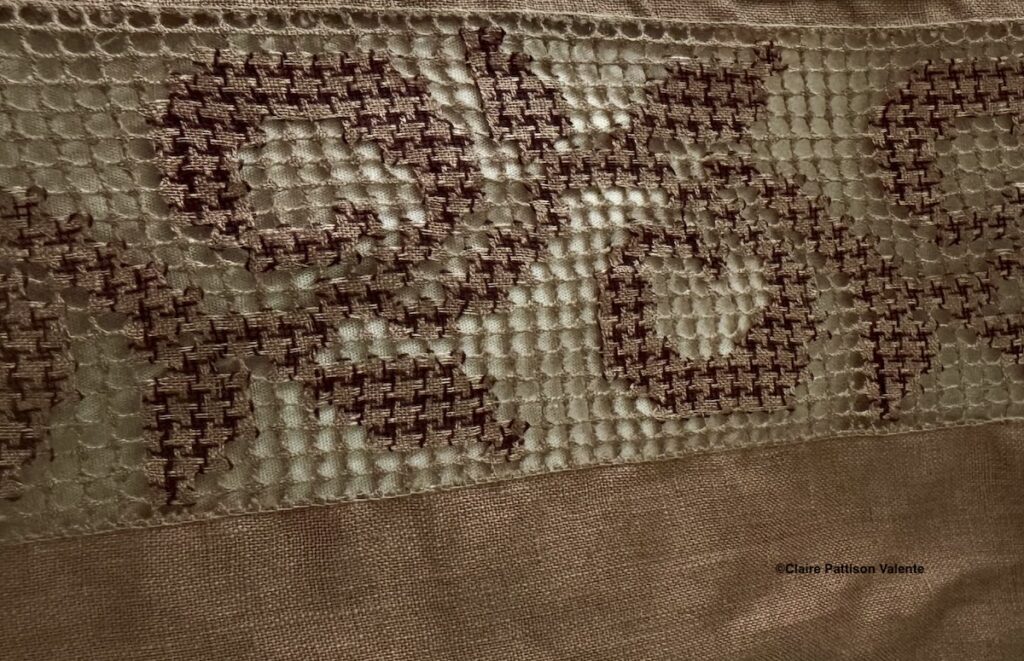 An example of coloured labirinto, in two shades of brown