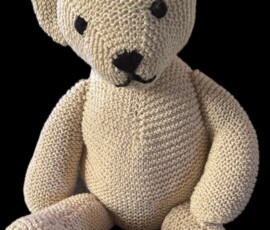 urso tricotado à mão