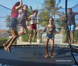 Grupo de crianças pulando em uma cama elástica no dia das crianças, Prainha do Canto Verde