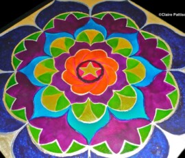 Caixa pintada à mão com mandala Caixa pintada à mão com mandala