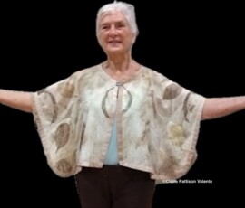 Minha querida mãe modelando uma blusa tingida com corantes vegetais. Modelo com blusa tingida com corantes vegetais