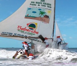 Launching a jangada at the start of a regatta, Prainha do Canto Verde.