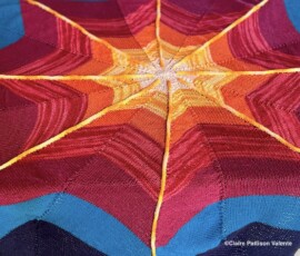 Xale em forma de estrela multicolorida tricotado à mão